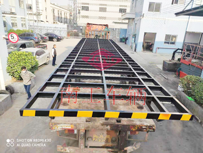 15噸13米加長(zhǎng)骨架型平板拖車(chē)I.jpg