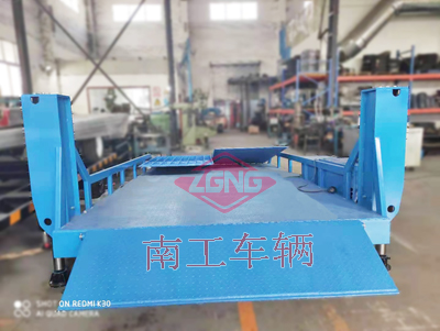 非標(biāo)訂制8噸移動(dòng)式登車橋2I.jpg