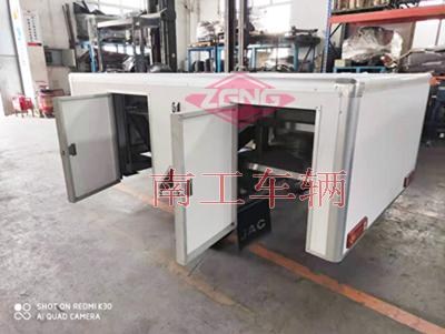 1675408045241778.jpg 機(jī)器人用0.3噸廂式ATV工具拖車5I白色.jpg