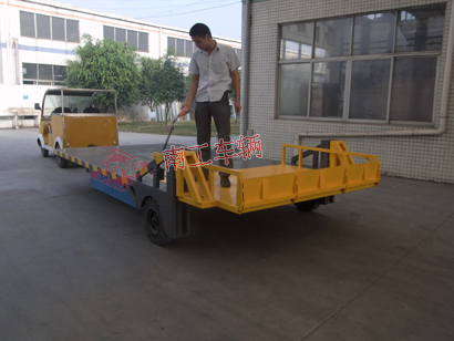 1676096615766622.jpg 全掛式自帶升降多功能平板車(chē),自動(dòng)裝卸平板拖車(chē)2I.jpg