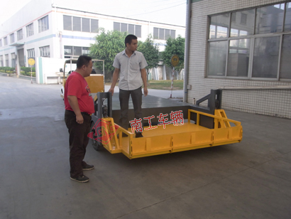 1676096643775923.jpg 全掛式自帶升降多功能平板車(chē),自動(dòng)裝卸平板拖車(chē)3I.jpg