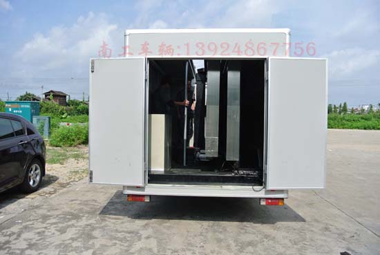 1677304577137156.jpg 箱式LED廣告拖車6.jpg