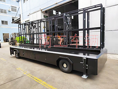 1683879137483936.jpg 2.5T折疊式顯示屏LED廣告拖車(chē)2I.jpg