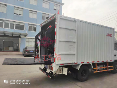 1684315301474553.jpg 1.5噸內(nèi)置汽車(chē)尾板4I.jpg