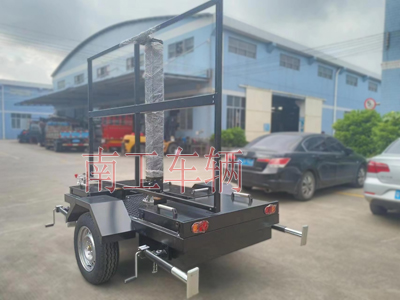 1690164240867834.jpg 0.5噸簡(jiǎn)易LED廣告拖車帶升降不帶旋轉(zhuǎn)6i.jpg