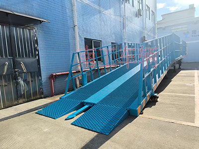 13噸重型移動(dòng)式登車橋 護(hù)欄加高I.jpg