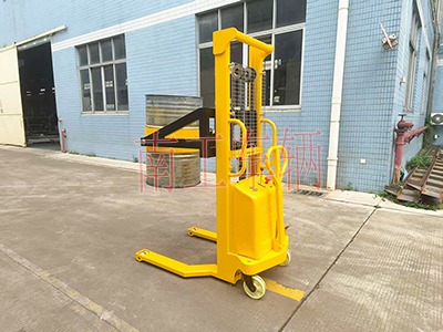 0.5噸帶自動(dòng)旋轉(zhuǎn)升降油桶車3I.jpg