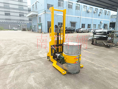 0.5噸帶自動(dòng)旋轉(zhuǎn)升降油桶車4I.jpg