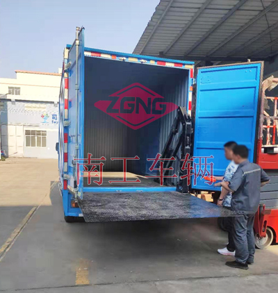 1768381270415797.jpg 1.5噸內(nèi)置汽車尾板2I.jpg