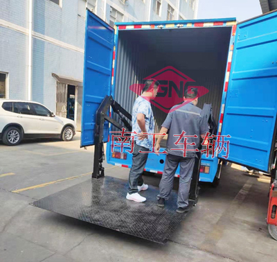 1768381302278363.jpg 1.5噸內(nèi)置汽車尾板4I.jpg