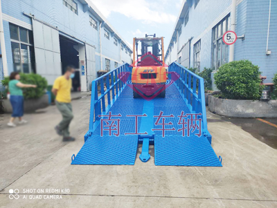 1768900202962593.jpg 12噸移動(dòng)式登車橋 高護(hù)欄5I.jpg