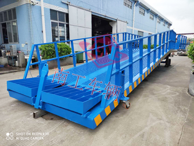1768900228143187.jpg 12噸移動(dòng)式登車橋 高護(hù)欄4I.jpg