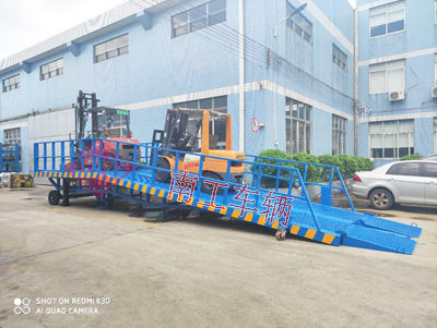 1768900253792959.jpg 12噸移動(dòng)式登車橋 高護(hù)欄2I.jpg