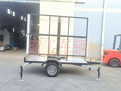0.6噸簡(jiǎn)易款LED廣告拖車 帶四音響1I.jpg