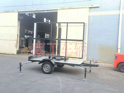 0.6噸簡(jiǎn)易款LED廣告拖車 帶四音響2I.jpg