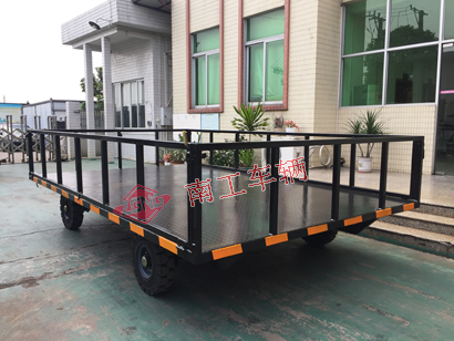 1769221003511794.jpg 6噸護(hù)欄型平板拖車黑色4I.jpg