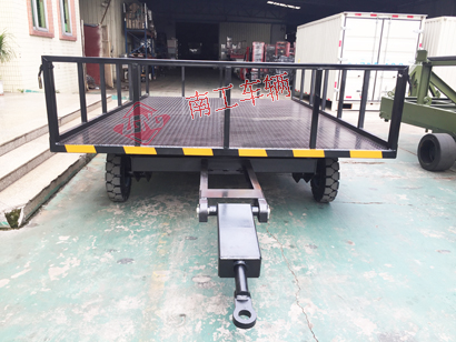 1769221029605677.jpg 6噸護(hù)欄型平板拖車黑色5I.jpg